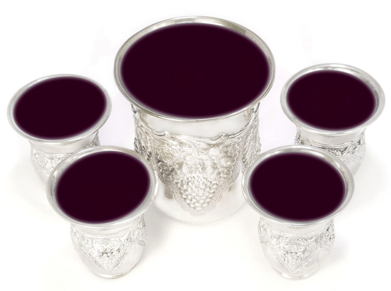 上图:在犹太人的逾越节晚餐(Passover Seder)上要喝的4个杯。这4个杯分别称为「成圣之杯」(Cup of Sanctification/Kiddush)、「释放之杯」(Cup of Deliverance)、「救恩之杯」(Cup of Redemption)、「赞美之杯」(Cup of Hallel)。中间那个大杯是「以利亚之杯」(Cup of Elijah),是给先知以利亚留着的,因为玛四5预言以利亚要在弥赛亚基督之前先来。施洗约翰就是这位基督的先锋以利亚,他很可能是在逾越节期间出生的。但犹太人没有把主耶稣当作基督来接待,所以现在他们每个逾越节晚餐还在继续等待以利亚到来。