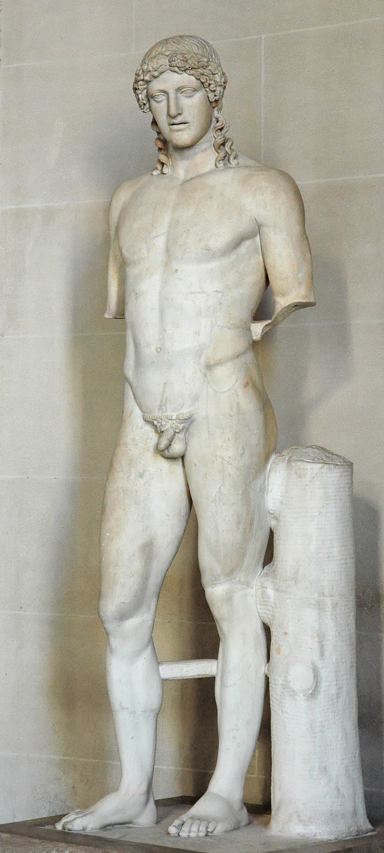 上图:被称为Apollo of Kassel的一系列阿波罗大理石像的罗马版本,1721被挖掘于意大利Paola湖附近的多米田别墅,现存于德国Kassel的Wilhelmsh?he城堡博物馆。原型是主前450年左右希腊雕刻家菲狄亚斯(Phidias)雕刻的雅典卫城蝗虫阿波罗(Apollo Parnopios Παρν?πιο?)铜像,被第1-2世纪多米田时代的罗马人复制,有20多个已知的版本。启示录时代的罗马皇帝多米田热衷于崇拜阿波罗,自命是阿波罗的化身,还按蝗虫阿波罗的像铸造了硬币。阿波罗的称号Parnopios(Παρν?πιο?,Parnopius )源于 π?ρνοψ,意思是蝗虫之主、蝗虫杀手。