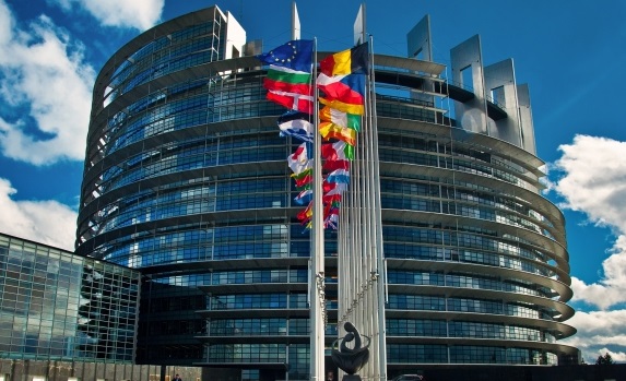 上图:欧洲议会大厦(European Parliament),根据Pieter Bruegel的名画《巴别塔The Tower of Babel》设计而成,位于法国斯特拉斯堡(Strasbourg),1999年竣工。
