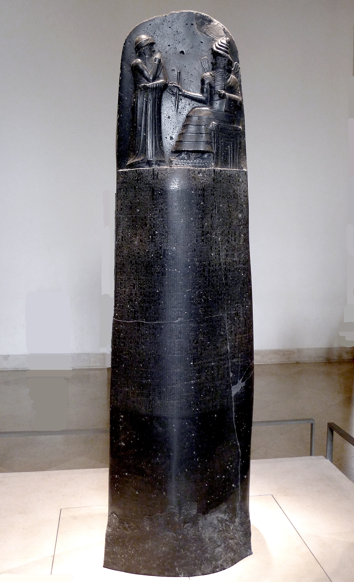 上图:汉谟拉比法典(Code of Hammurabi),是古巴比伦国王汉谟拉比(Hammurabi)约于主前1754年颁布的一部法律,是现存最早的一部比较系统的法典,用阿卡德楔形文字刻在一根黑色的玄武岩圆柱上,上端有汉谟拉比从太阳神沙玛什(Shamash)手中接过权杖的浮雕,现存于卢浮宫。法典收录了282条条文,范畴包括诉讼手续、损害赔偿、租佃关系、债权债务、财产继承、处罚奴隶等。 汉谟拉比法典记录关于妻子不能生育的条文如下: 145.如果妻子不能生孩子,丈夫可以主动娶第二个妻子,但第二个妻子不允许与第一个妻子平等。 146.如果妻子不能生孩子,她把自己的婢女给丈夫作妻子并生了孩子,婢女就和第一个妻子平等,男主人不可卖她,但可以继续保留她作婢女。 147.如果婢女没能生育孩子,则她的女主人可以卖掉她。