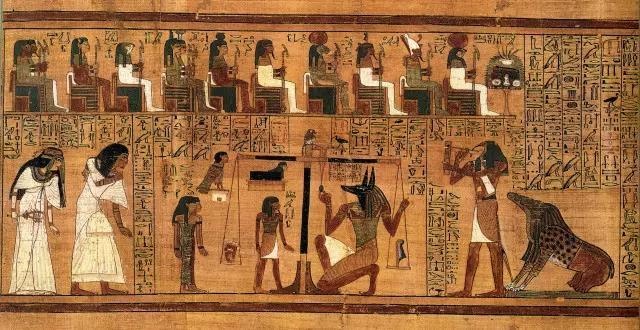 上图:约主前1250年古埃及第十九王朝的《亚尼的亡灵书(Papyrus of Ani; Book of the Dead)》,全长二十四米,共六十章,现藏于大英博物馆。古埃及棺木中都有亡灵书,通常是以纸莎草画成的长卷,描绘死者为获永生所必经的各种磨练、审判的过程。在上图的「秤心审判」中,死者亚尼和妻子来到冥王奥西里斯(Osiris)前接受审判。奥西里斯面前有一具天平,天平左边放着死者亚尼的心脏,右边放着代表真理和秩序之神Maat的羽毛。死神阿努比斯(Anubis)正在检查天平是否平衡。如果天平平衡,表示死者生前善良公正,可以复活。如果心脏一端沉重,代表死者作恶多端,他的心脏将被取出丢给怪兽阿米特(Ammit)吃掉,不能复活。阿米特的造型是鳄鱼的嘴、狮子的上半身、河马的下半身。