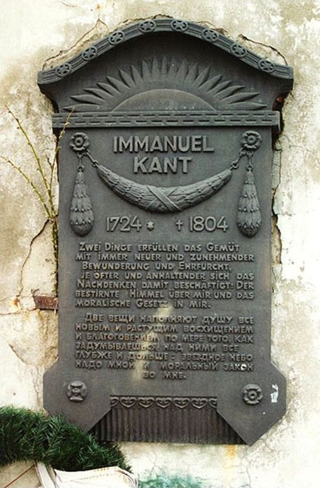上图:康德(Immanuel Kant,1724-1804年)故居墙上的石碑,上面写着:「有两种东西,我对它们的思考越是经常和持久,它们在我心灵中唤起的赞叹和敬畏就会历久弥新,一个是我们头顶浩瀚灿烂的星空,另一个是我们心中崇高的道德法则」(摘自《实践理性批判 Kritik der praktischen Vernunft》第161页)。康德是启蒙运动时期的最后一位主要哲学家,被认为是继苏格拉底、柏拉图和亚里士多德之后,西方最伟大的思想家之一。