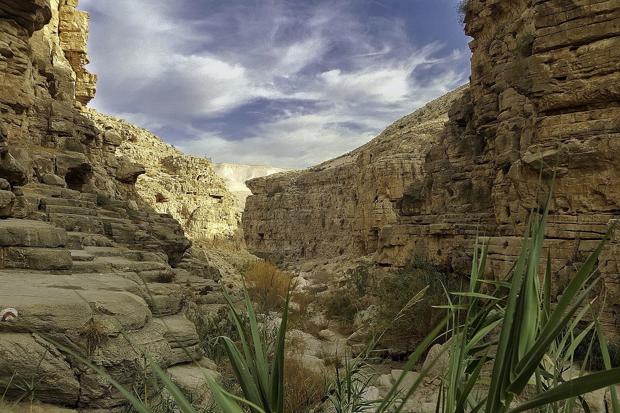 上图:Qelt旱溪(Wadi Qelt,or Nahal Prat?)中「死荫的幽谷」。Qelt旱溪发源于耶路撒冷附近,经过耶利哥流入约旦河,无水的季节成为从耶利哥到耶路撒冷最著名的一条道路,大卫从这里逃离耶路撒冷躲避押沙龙(撒下十五23),西底家王从这里逃往亚拉巴(王下二十五4)。每逢三大节期,犹太人从这里前往耶路撒冷过节(路二39-51),主耶稣带领门徒和瞎子巴底买从这里经过(可十52)。而主后70年,罗马第十军团也从这条路行军,前往摧毁耶路撒冷。