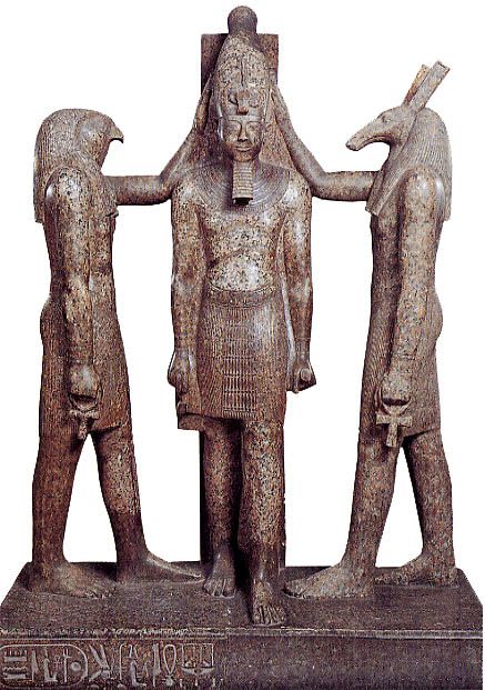 上图:古埃及神话中的荷鲁斯神(Horus)和赛特神(Set)按手在古埃及第二十王朝法老拉美西斯三世(Ramesses III,主前1186-1155年在位)的头上,给他加冕。按手是古代中东授与权柄的象征。