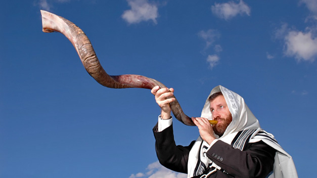 上图:一个犹太人于犹太新年吹响公羊角制成的羊角号(shofar)。犹太人被掳巴比伦回归以后,吹角节成为犹太人的农历新年(Rosh Hashanah),这一天要一百次吹响羊角号。在吹号之前,要诵读「求祢将精明和知识赐给我,因我信了祢的命令」(诗一百一十九66)。