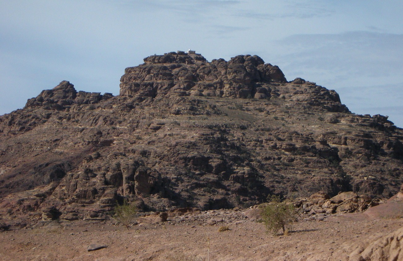 上图:何珥山又叫摩西拉,可能就是现代约旦佩特拉(Petra)附近的Jabal Harun。亚伦在这里去世,山顶的小白点是后人纪念亚伦的亚伦墓。犹太史学家约瑟夫早期教会史学家优西比乌和穆斯林认为这里就是何珥山,但许多犹太人认为亚伦安葬的地方和摩西一样,没有人能知道。