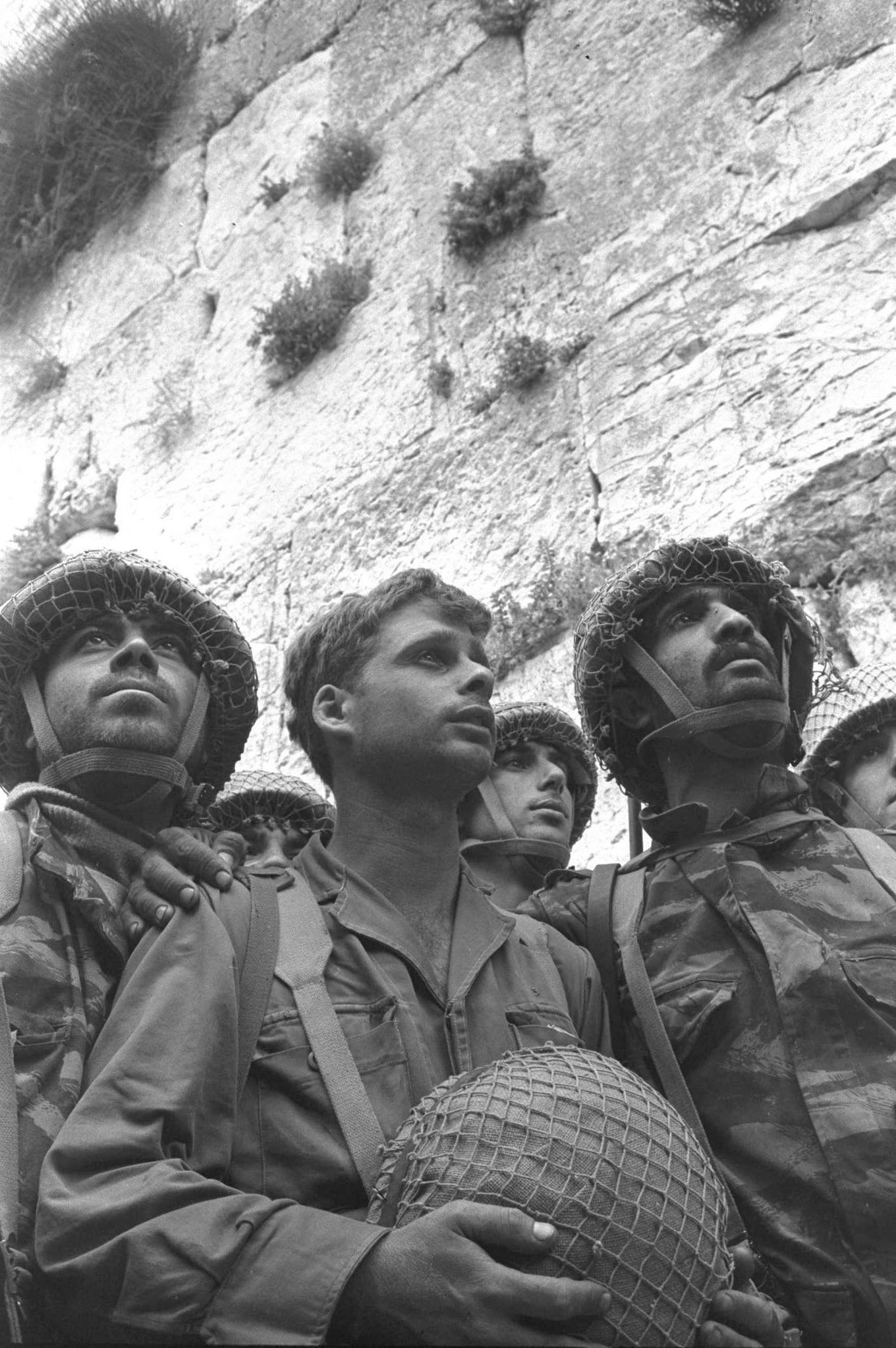 上图:1967年6月7日,第一批进入耶路撒冷的以色列伞兵站在哭墙旁边。犹太人被驱离耶路撒冷将近两千年之后,终于回到了圣殿山。埃及、叙利亚和约旦联军首先发动了1967年6月5-10日的六日战争(第三次中东战争),一开始以色列危在旦夕,但六天之后,以色列却大获全胜,并从约旦手中收复了耶路撒冷旧城和圣殿山。这正如亚十二6所预言的:「『那日,我必使犹大的族长如火盆在木柴中,又如火把在禾捆里;他们必左右烧灭四围列国的民。耶路撒冷人必仍住本处,就是耶路撒冷。」根据《密西拿》的记载,利未诗班每天都要在圣殿唱不同诗篇:第一日诗二十四,第二日诗四十八,第三日诗八十二,第四日诗九十四,第五日诗八十一,第六日九十三,第七日诗九十二(《密西拿 Mishnah》Tamid 7:4)。第二圣殿于安息日晚上、星期天开始的时候被毁,但利未人并没有唱星期六或星期天的诗篇,而是唱了星期三的诗九十四(《他勒目 Talmud》Arakin 11b:21,Tannit 29a:11)。为什么他们会唱星期三的诗篇?历代犹太拉比们对此有许多解释。一直到1967年6月7日的那天,犹太人才发现,他们在星期三重新回到了圣殿山。