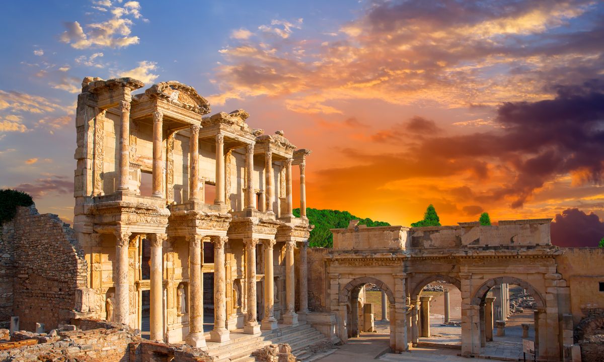 上图:以弗所的塞尔苏斯图书馆(Library of Celsus)遗址。这座精美的图书馆建于主后135年,藏书12,000卷,是保存下来为数不多的古罗马图书馆之一。这座图书馆就在妓院对面,地下有暗道相连。当时的图书馆只能由男人进入,许多男人借口上图书馆,其实是走暗道去妓院。代表人类文明的图书馆与代表淫乱的妓院可以用暗道相连,但「我们若说是与神相交,却仍在黑暗里行,就是说谎话,不行真理了」(约壹一6)。生活在以弗所的信徒,对这一点尤其有深刻的体会。