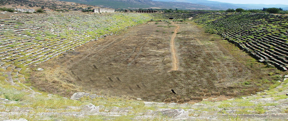 上图:以弗所运动场(Ephesus Stadium),始建于主前3世纪的希腊时代,尼禄时代被重修。这个运动场可容纳25000名观众,用来举行庆典、运动会、斗兽和角斗士竞技,许多基督徒也被扔在这里喂狮子。「如同云彩围着我们」(来十二1),原文就是形容运动场周围看台上的观众。