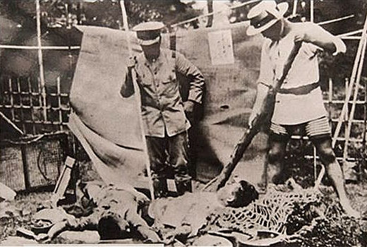 上图:1923年日本关东大地震发生后,日本军警正准备用竹矛刺杀朝鲜移民。「示播列(Shibboleth)」特指区别一个人的社会或地区背景的指标,通常是指语言特征,特别是对一个词的发音,用来标识说话者是否属于某一特定群体的成员。关东大地震损失惨重,灾区谣传朝鲜移民趁乱放火、投毒,许多地方乘机屠杀朝鲜人。由于朝鲜语中没有浊音,日本军警就用「十五円五十銭」作为「示播列」来盘查路人,如果有人发音不标准,就有可能被当作朝鲜人当场杀害。当时可能有6000多许多朝鲜人和700多中国人因此被杀。