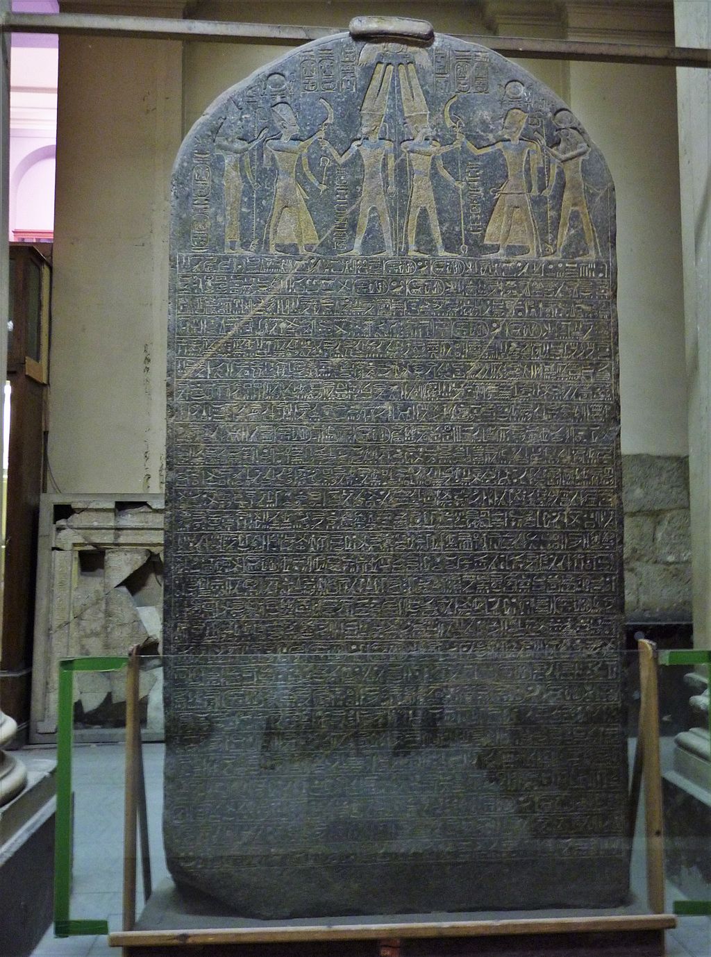 上图:麦伦普塔赫石碑(The Merneptah Stele),又名以色列石碑(the Israel Stele),是古埃及第十九王朝法老麦伦普塔赫(Merneptah,主前1213-1203年在位)所立的一座花岗岩石碑,以纪念法老在主前1208年的战争中击败利比亚人、非利士人和以色列人。这是唯一提到「以色列」的古埃及文字记录,也是至今所发现提到「以色列」名字的最早考古证据。下一个提到「以色列」的非圣经文献就是主前850年的摩押米沙石碑。古代中东的君王喜欢立碑纪念得胜。碑上往往记录战役成功的细节,夸耀君王,也详述神祇怎样将胜利赐给所宠爱的王。