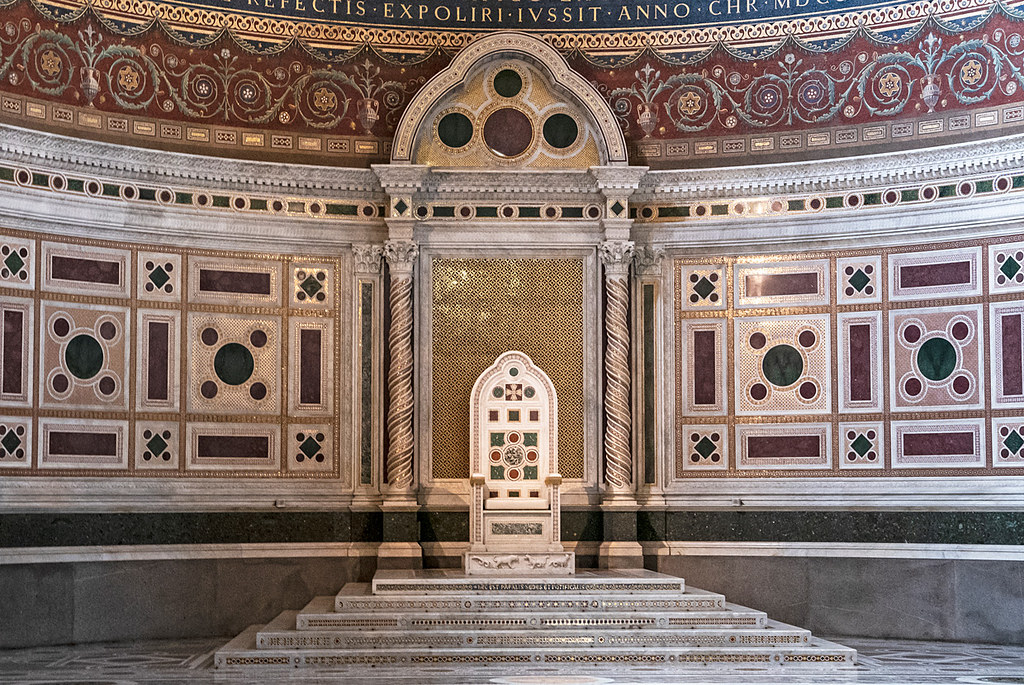上图:梵蒂冈拉特朗圣约翰大教堂(Archbasilica of St. John Lateran)中教皇的宝座,和所罗门的宝座一样,有六层台阶、「宝座有六层台阶,座的后背是圆的,两旁有扶手」(王上十19)。