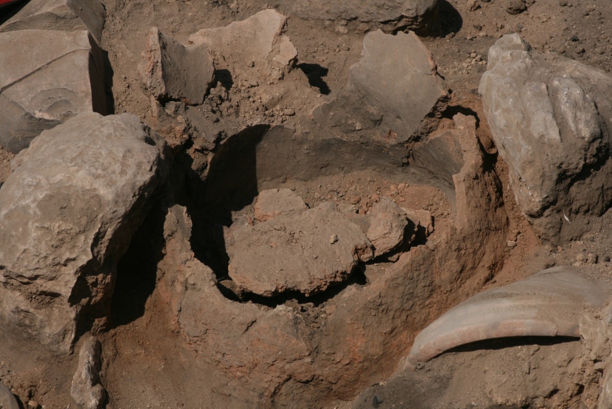 上图:以色列南地北部Tell Halif遗址出土的主前8世纪的「火炉 tannur」。「火炉 ????????/tannur」这个词已存在了几千年,古代苏美尔语、阿卡德语、亚兰语、希伯来语、阿拉伯语、亚美尼亚语、土耳其语、波斯语和乌尔都语中都有这个词。