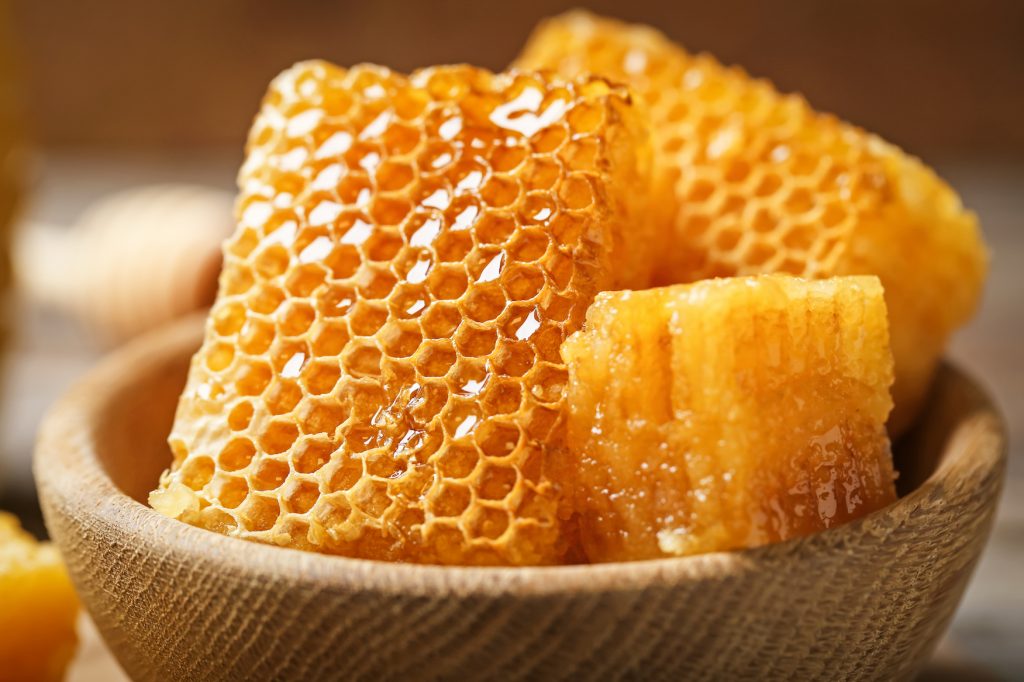 上图:蜂房(Honeycomb)里的巢蜜(Comb honey),是完好地保存在巢脾中的蜂蜜,水分含量少,品质比分离蜜高,可以直接食用。巢蜜由于有蜂蜡自然的保护屏障,保持了蜂蜜的风味和香味,可以保存得更久。在蜂蜜抽取机没有发明之前,几乎所有的蜂蜜都是巢蜜。