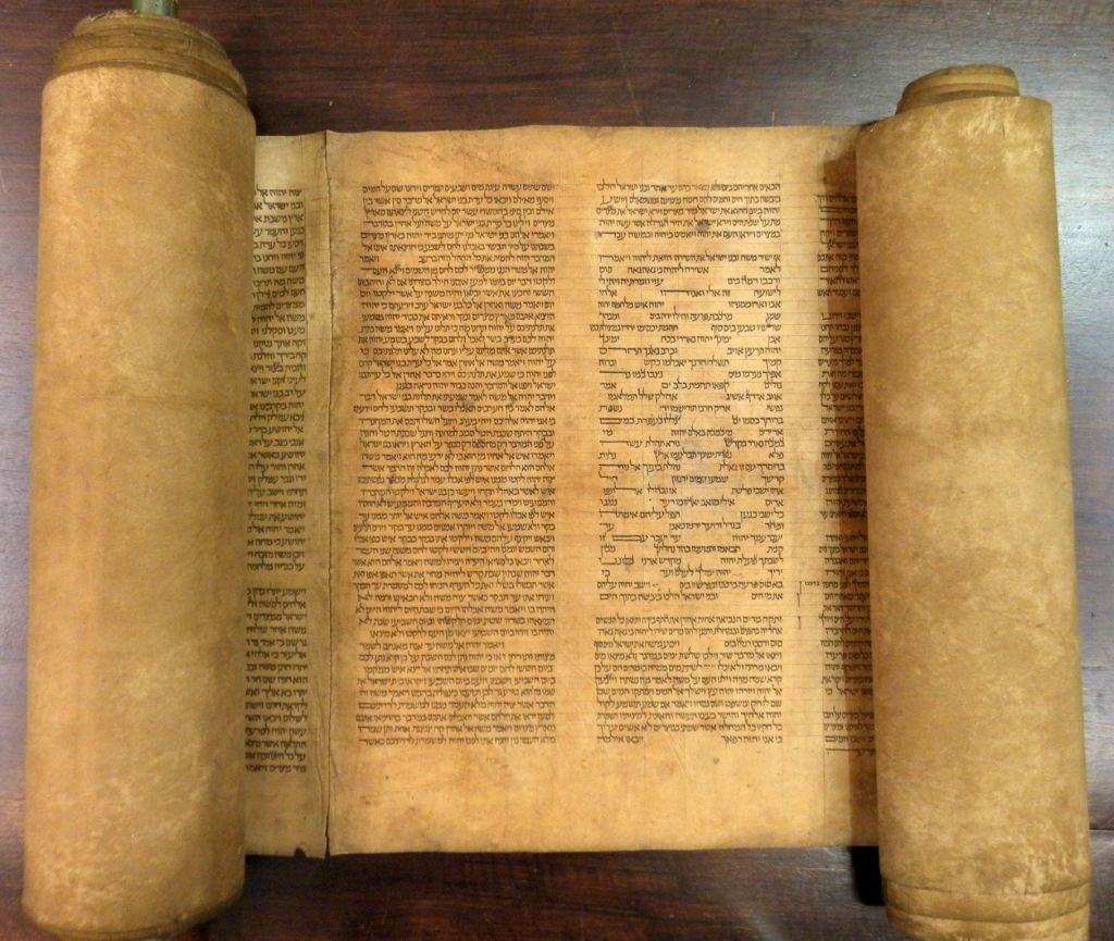 上图:目前发现最古老的完整妥拉书卷,碳14测定年代是1155-1225年左右。收藏于意大利博洛尼亚大学图书馆(University of Bologna library)。由于旧的或损坏的妥拉书卷必须被埋葬或存放在犹太会堂的封闭房间中,因此很少有这样的古老卷轴幸存下来。